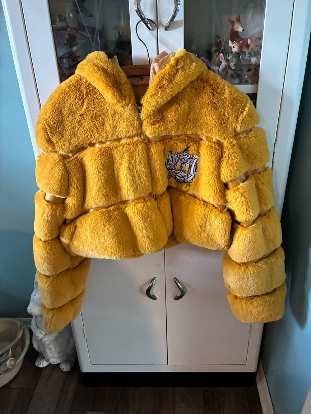 The Beauty Optimal Product sz L Plush Hooded Faux Fur Cropped Jacket euc